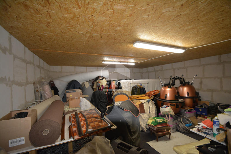 Maison - 1 000 m² - 10 pièces