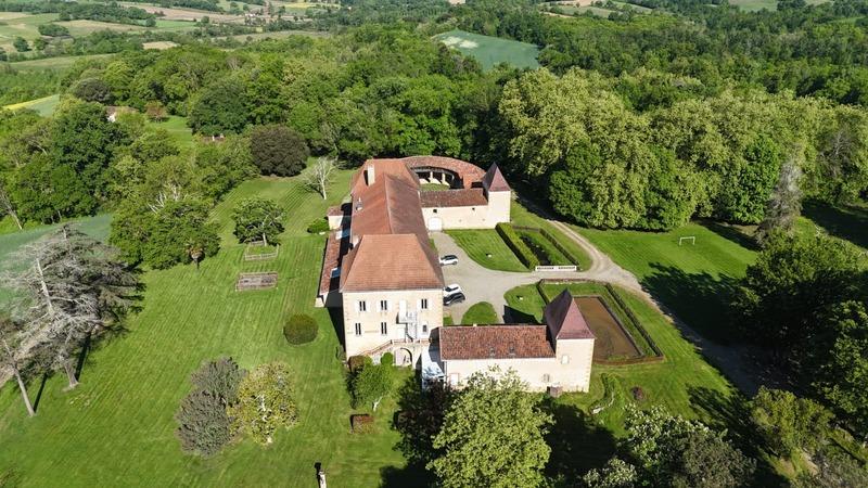 Château - 2 000 m² - 38 pièces