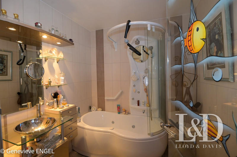 Maison contemporaine - 255 m² - 9 pièces