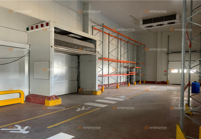 Entrepôt - 1 524 m²