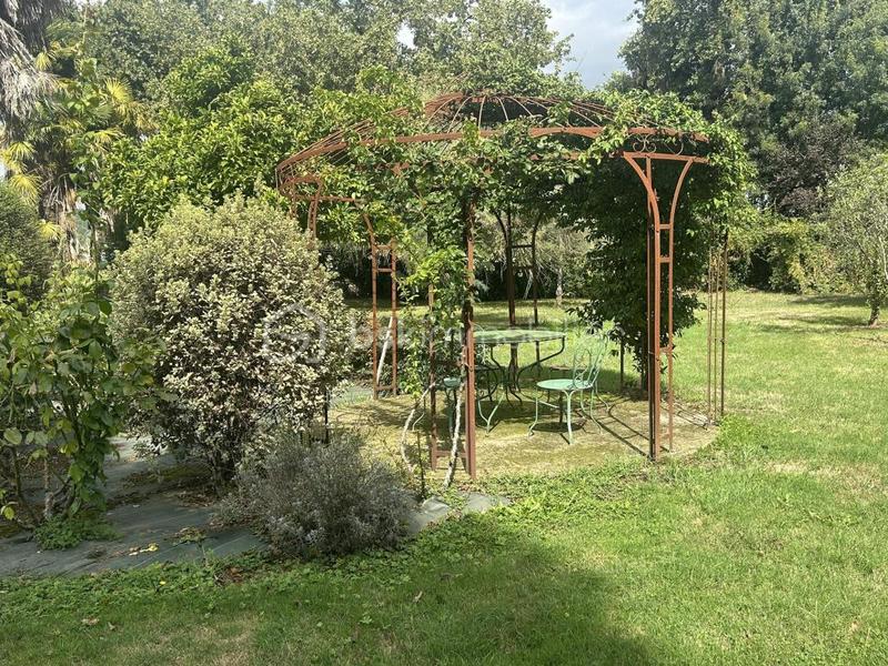 Propriété - 597 m² - 8 pièces