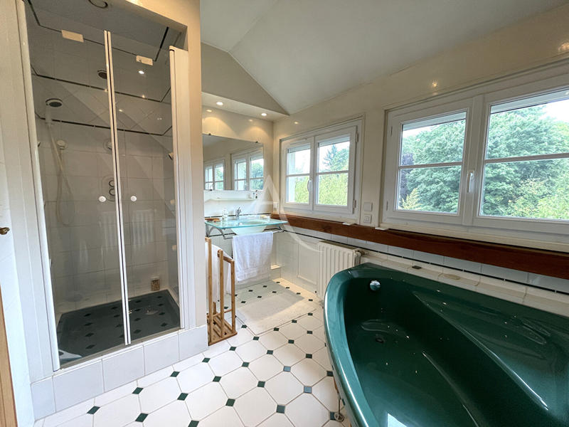 Maison - 251 m² - 8 pièces