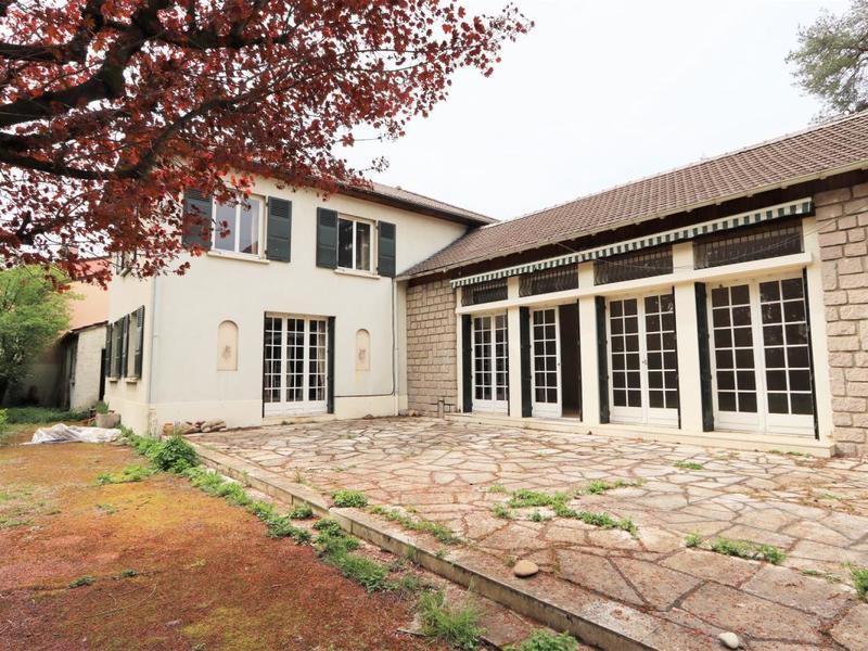 Maison - 247 m² - 7 pièces