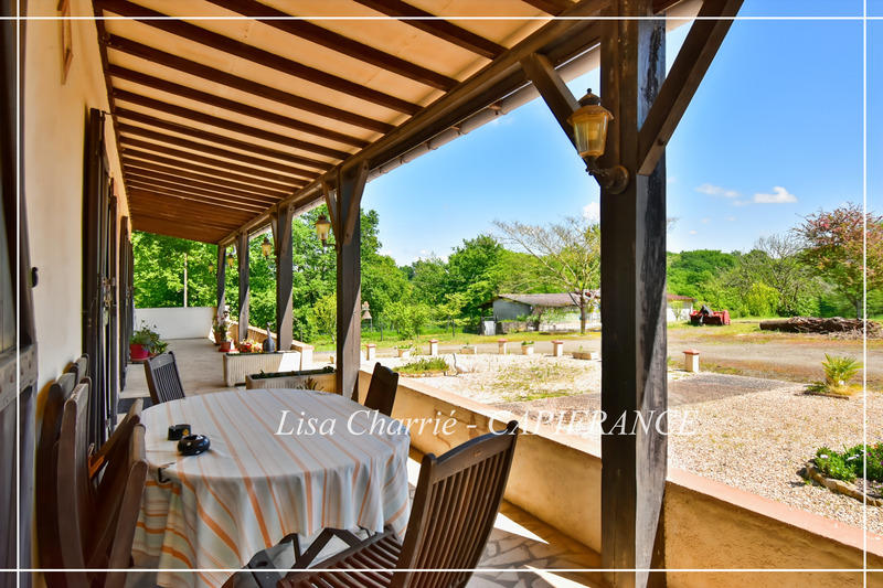 Propriété - 244 m² - 8 pièces