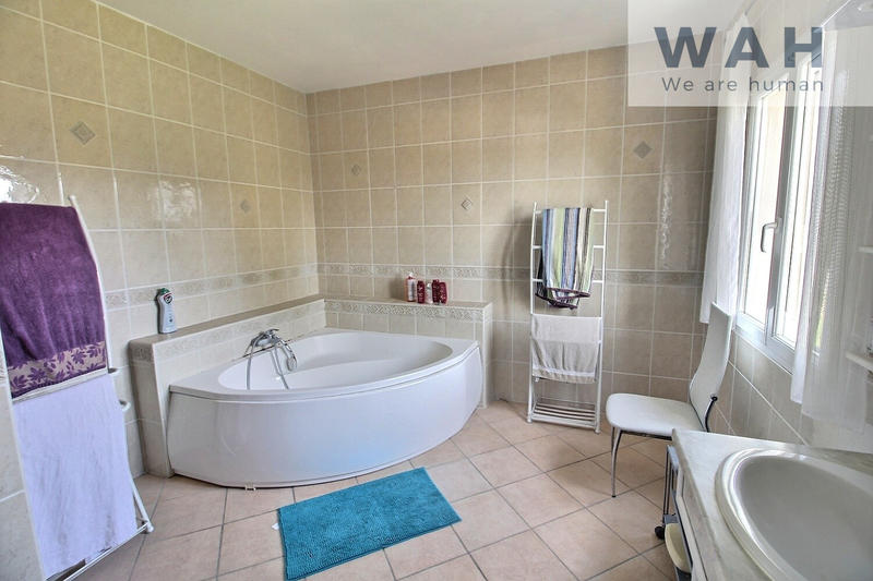 Maison - 202 m² - 6 pièces