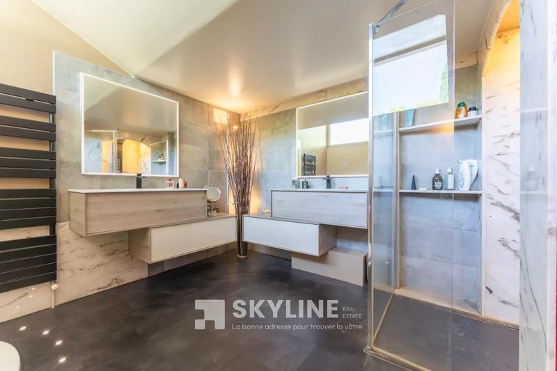 Maison - 320 m² - 8 pièces