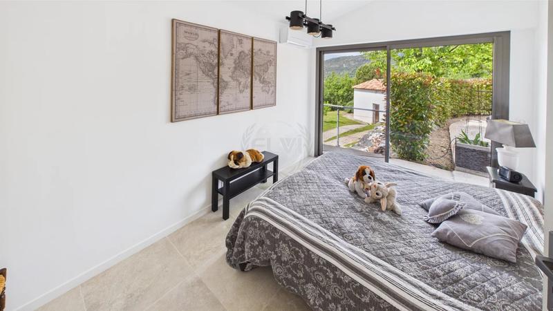 Maison - 250 m² - 8 pièces