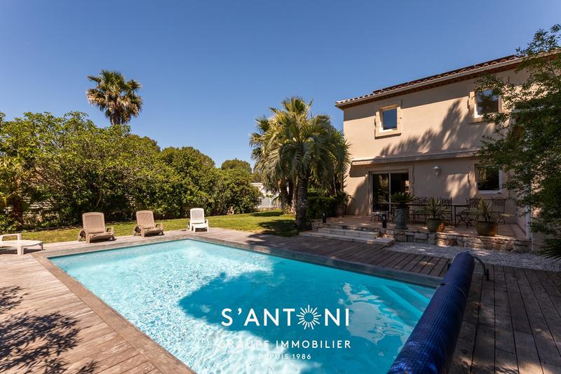 Maison - 202 m² - 8 pièces