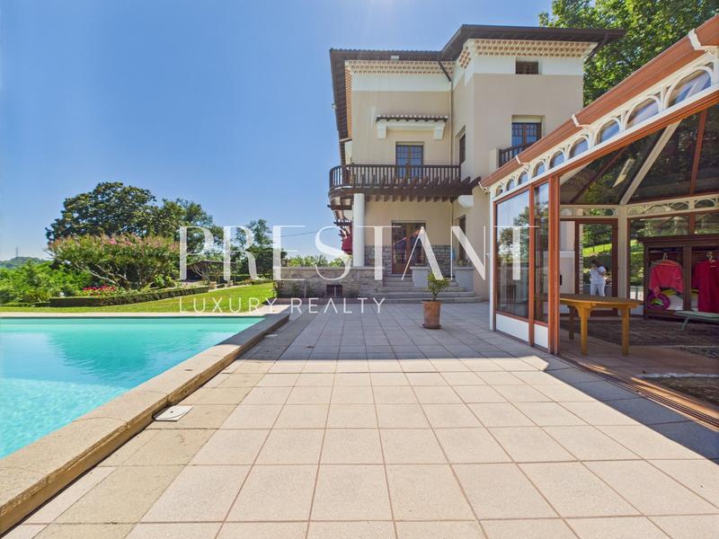 Maison - 470 m² - 15 pièces