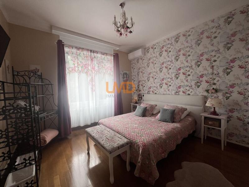 Propriété - 250 m² - 11 pièces