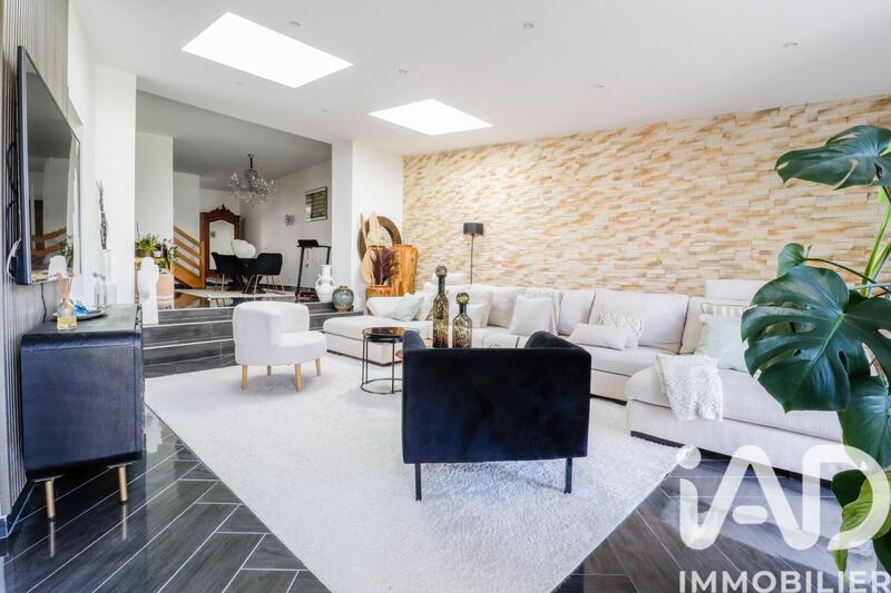 Maison - 225 m² - 8 pièces