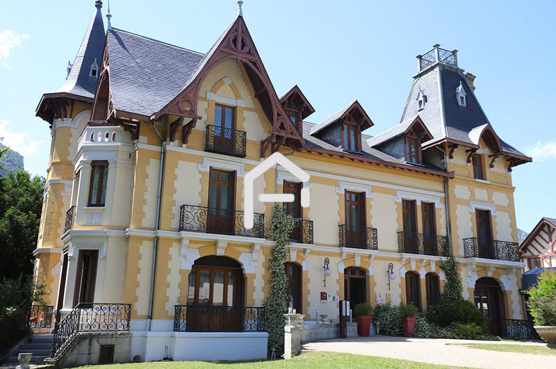 Maison - 1 000 m² - 28 pièces