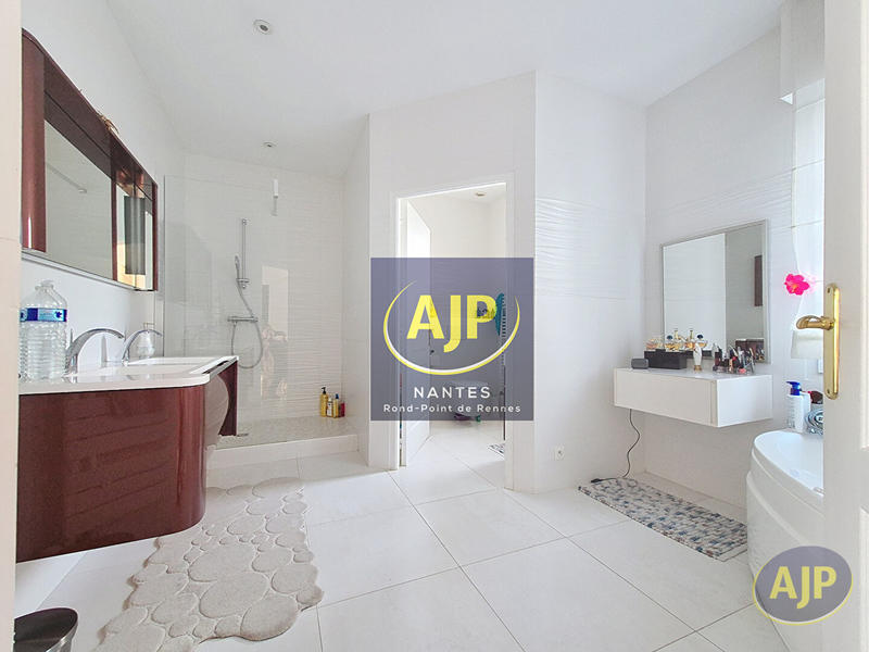 Maison - 291 m² - 8 pièces