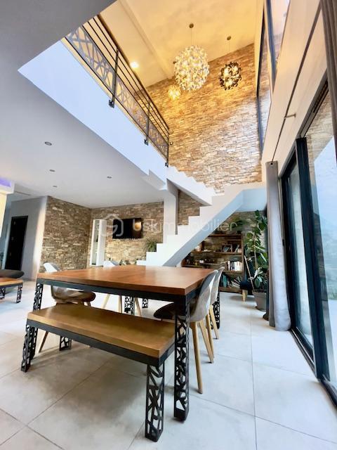 Maison - 257 m² - 9 pièces