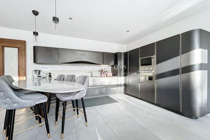 Villa - 324 m² - 6 pièces