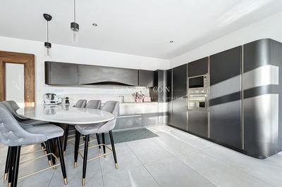 Villa - 324 m² - 6 pièces