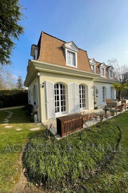 Maison - 275 m² - 15 pièces