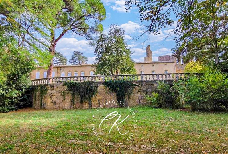 Maison - 2 524 m² - 50 pièces