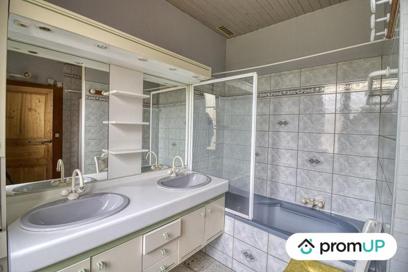 Maison traditionnelle - 295 m² - 7 pièces