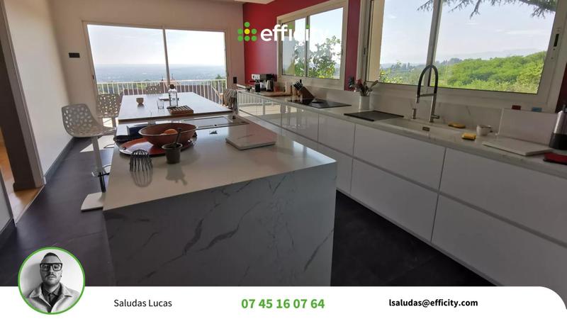 Maison - 490 m² - 6 pièces