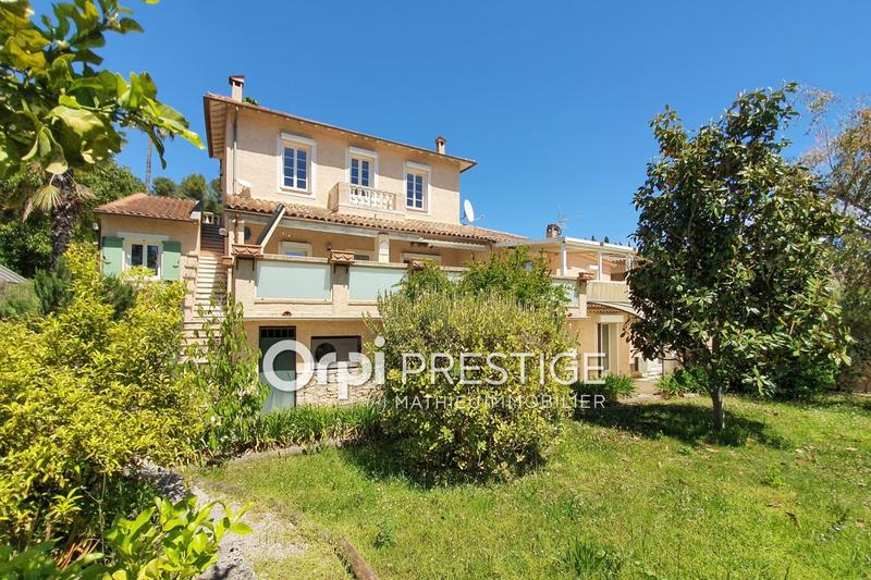 Villa - 201 m² - 9 pièces