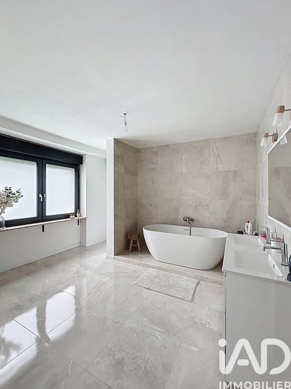 Maison - 202 m² - 9 pièces