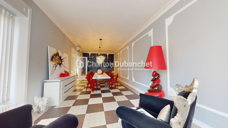 Maison - 220 m² - 8 pièces