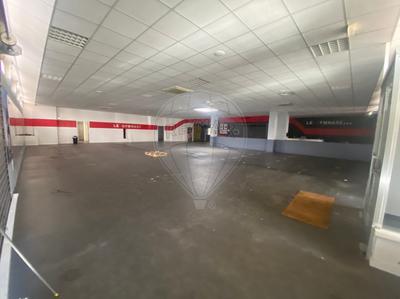 Local commercial - 786 m² - 3 pièces