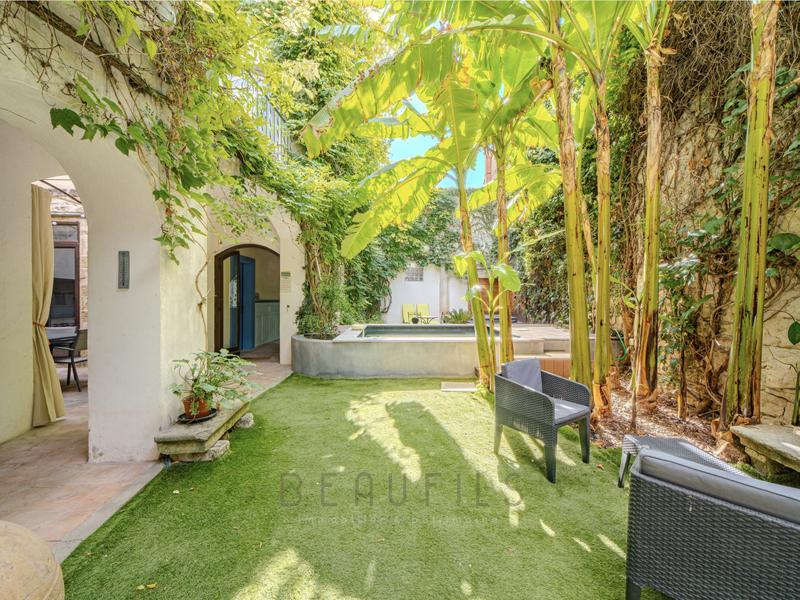 Maison - 360 m² - 10 pièces