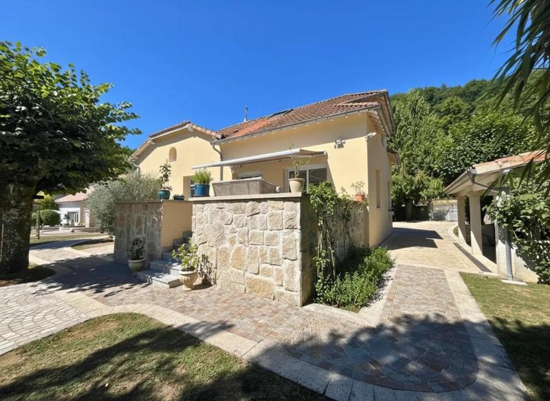 Maison - 275 m² - 6 pièces