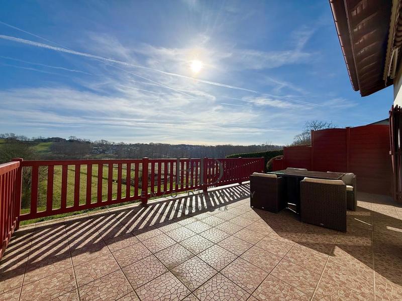 Maison - 230 m² - 8 pièces