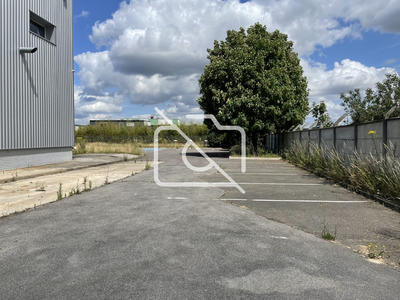 Entrepôt - 1 593 m²