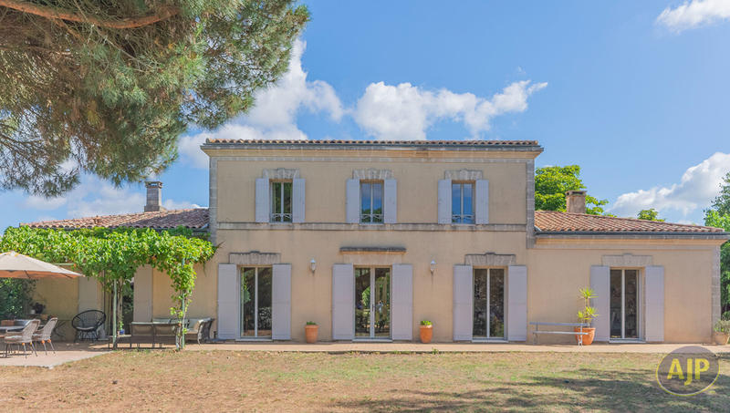 Maison - 268 m² - 8 pièces