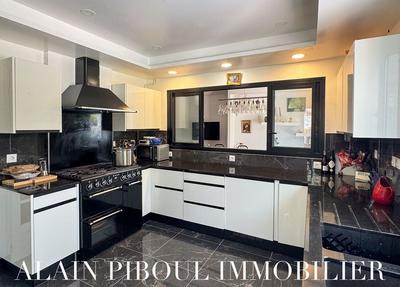 Maison traditionnelle - 208 m² - 8 pièces