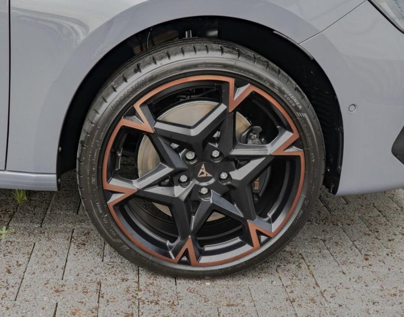 Cupra Leon Sportstourer Vz 272 Hybride Rechargeable Neuf / Toit Ouvrant Volant Supersport Sennheiser Regulateur de Distance Caméra Recul