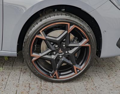 Cupra Leon Sportstourer Vz 272 Hybride Rechargeable Neuf / Toit Ouvrant Volant Supersport Sennheiser Regulateur de Distance Caméra Recul