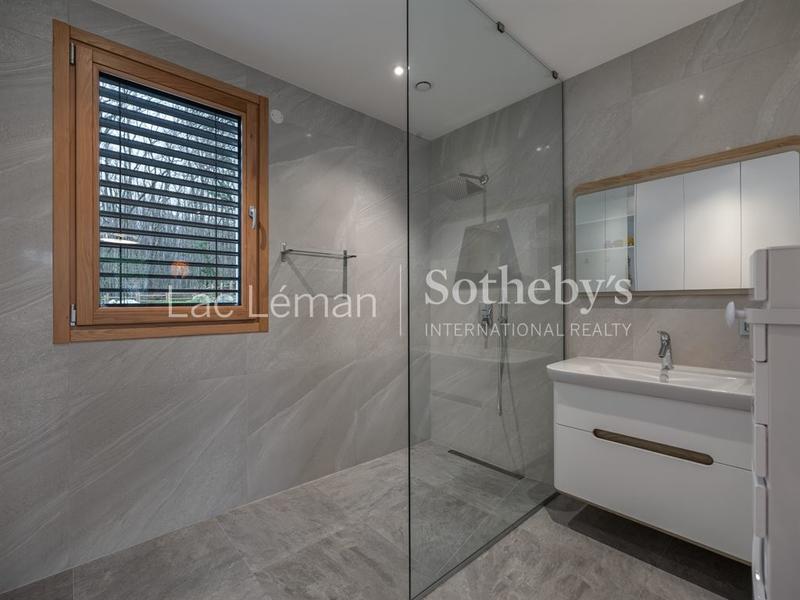 Maison - 245 m² - 8 pièces