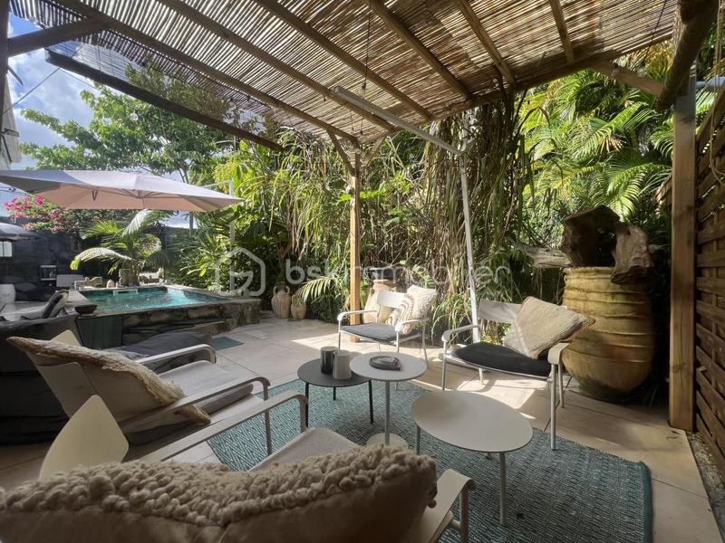 Propriété - 256 m² - 14 pièces