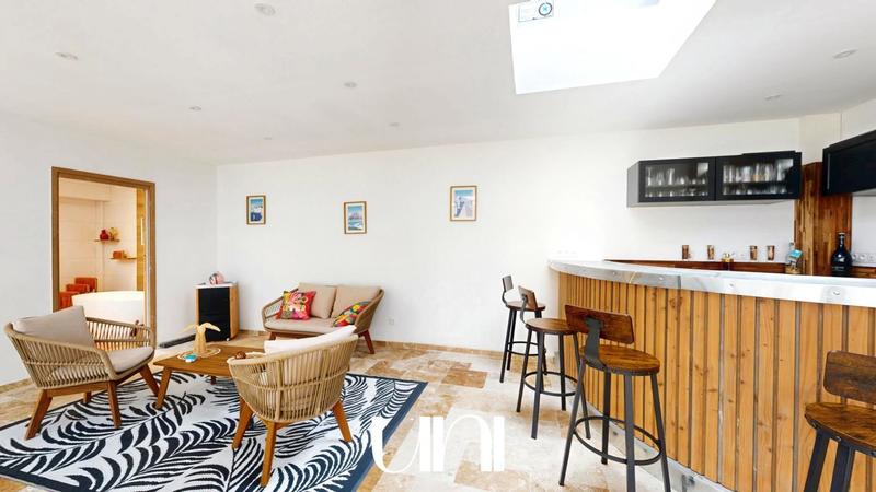 Maison - 210 m² - 6 pièces