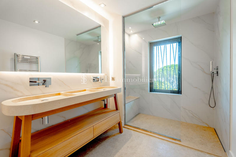 Villa - 370 m² - 6 pièces