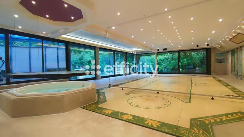 Propriété - 255 m² - 10 pièces