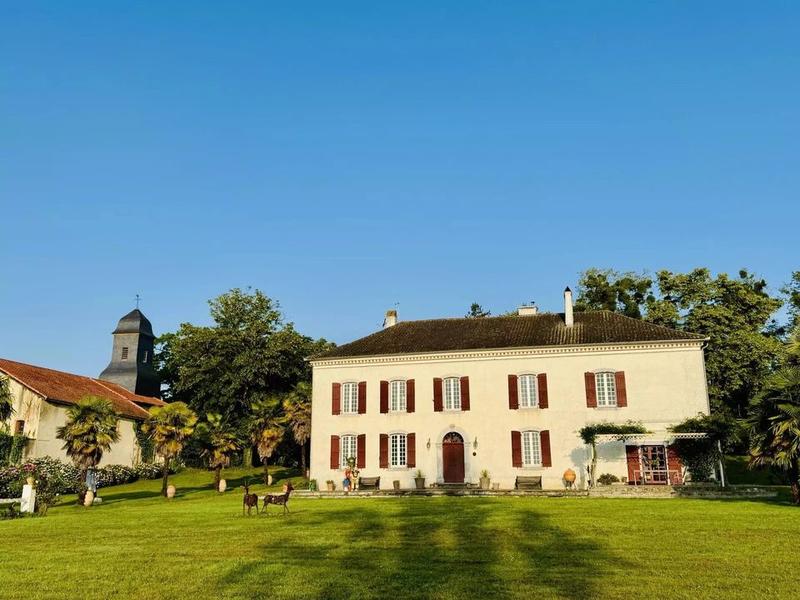 Maison - 365 m² - 8 pièces