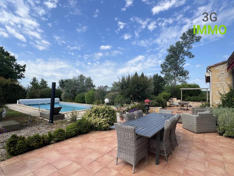 Maison - 375 m² - 10 pièces