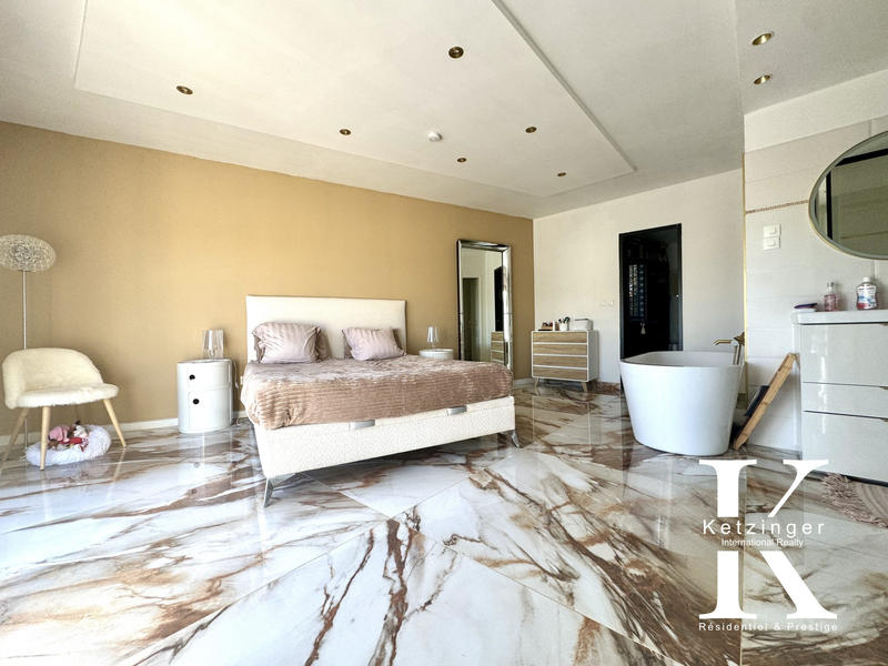 Maison - 249 m² - 8 pièces