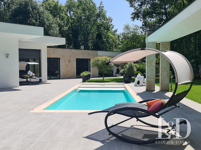 Maison - 433 m² - 12 pièces