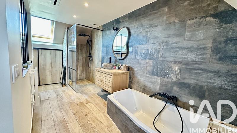 Maison - 137 m² - 7 pièces