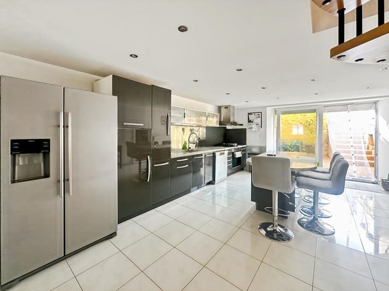 Maison - 250 m² - 10 pièces