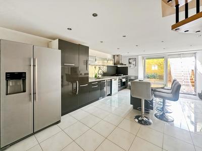 Maison - 250 m² - 10 pièces