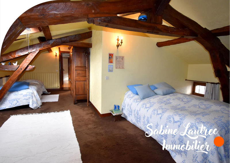 Maison - 233 m² - 7 pièces