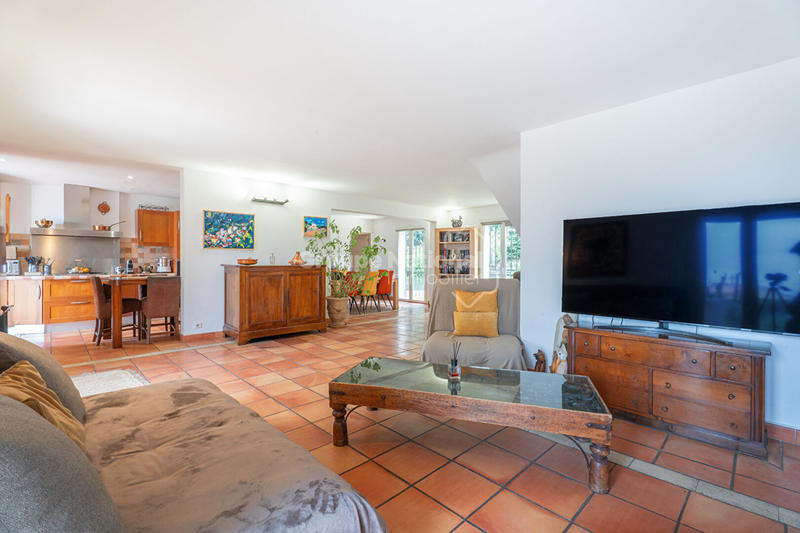 Maison - 241 m² - 6 pièces